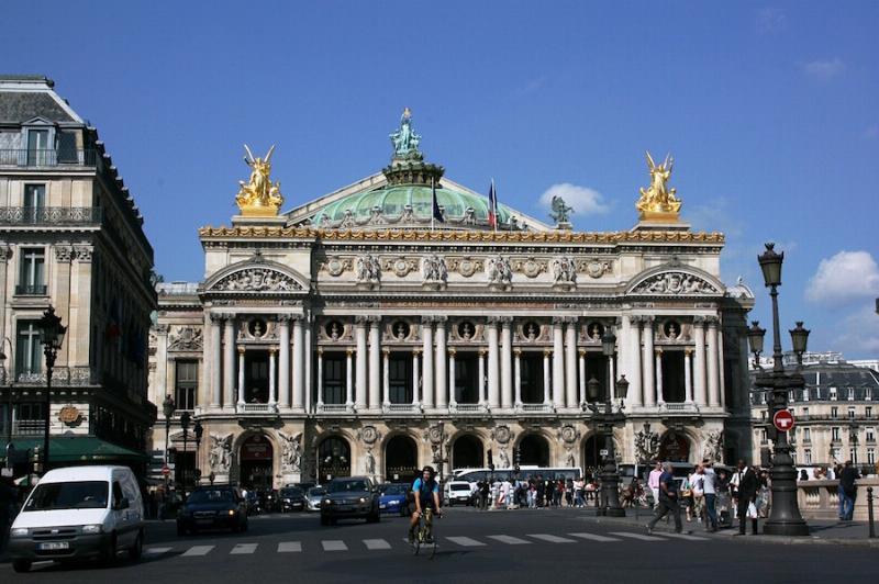 Facade majestueuse de l'Opéra Garnier à Paris, symbole de la musique classique française facile d'accès